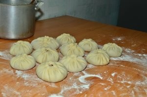 В Бурятии за поедание бууз (поз) приборами могут и побить)) Только руками. Берёшь, надкусываешь снизу, выпиваешь горячий жирный бульон, потом ешь, поливая соевым соусом. 

Впрочем, не в обиду бурятам, сделавшим буузы своим символом национальной самоидентификации, это вариант китайского баоцзы, который хори-бурятам (первым оседлым) привез русский посол в Китае, когда возвращался в Россию в 19 веке, когда останавливался в Хоринске. 

Лучшие буузы в Бурятии - в Хоринске, в Улан-Удэ - кафе Нютаг возле Этнографического музея. Лучшие буузы в Севастополе - у меня (на фото)))