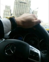 "Типичные фото мужчин за рулем"
Вижу кисть руки, наручные часы неопределенной марки, мерседесовский клаксон, фрагмент сталинской высотки....
А где мужчина то??