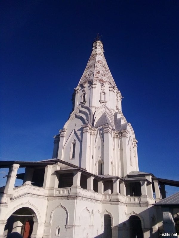 Прекрасный памятник зодчества. Когда бываю в Коломенском, обязательно подхожу как можно ближе и смотрю снизу вверх - не могу объяснить насколько завораживает совершенство линий.