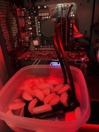 Во времена Синклера оный был собран мне друганом. Был затык с блоком питания, но была КРЕН, ну на ней всё и работало. Но радитор был маловат. Поэтому КРЕН стояла на радиаторе, а тот примерно так вот был погружен в воду в кювете. И водичка всегда была тёпленькая