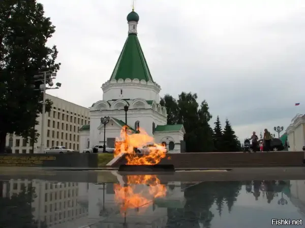 Будешь в НН, посети Михайло-Архангельский собор.

В 1221 году был поставлен деревянный, а в 1227 году   4-столпный 3-апсидный белокаменный собор с тремя притворами. Полностью перестроен в 1359 году. 23 апреля (3 мая) 1628 года под руководством зодчих Лаврентия Возоулина и его пасынка Антипа началось строительство существующего здания. Восстановление велось в память о Нижегородском ополчении и было завершено в 1631 году.

Смешение историй и традиций.