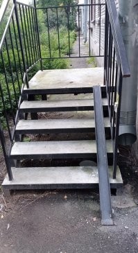 Пандус на входе в мастерскую по ремонту велосипедов.