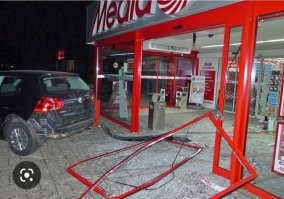 Для примера у нас была ситуация, когда ночью  на ворованой машине снесли дверь магазина техники.
Между кем там убытки делить? Между камерами слежения? И сколько надо заложить в цену убыток на случай если у тебя вынесут, к примеру, весь магазин под чистую?

То, что магазин обворован это не проблема продавцов и не входит в поле их ответственности (разве что личная кража персоналом).
Ну это если рассуждать по справедливости и закону. То ни на каких основаниях владелец не может заставить персонал оплачивать убытки.