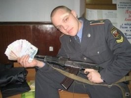 Второй курс уже, а располагать палец на спусковой скобе, не вдолбили...