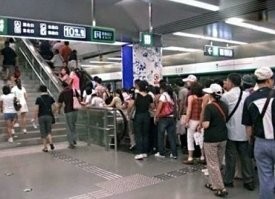 Как то в одном медицинском учреждении возле лифта висел плакат:
 "Лифт - для Вашего удобства. Лестница - для Вашего здоровья"
 (P.S имелась ввиду обычная лестница а не эскалатор)