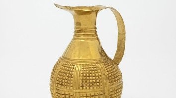 С золотыми кувшинами, полагаю...