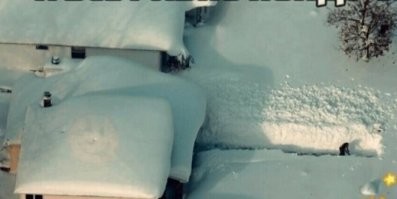 -Ало, милый, родителей нет дома, они остались у бабушки с дедушкой из-за погоды, приходи ко мне.
- Ты чё, не видела сколько снега намело? Никуда я не пойду.
- А я уже голенькая и побрила киску.