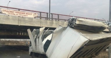 В Питере есть мост глупости, там по габаритам даже Газель не проходит, его недавно закрыли . На его счету - 200 (двести) автомобилей !