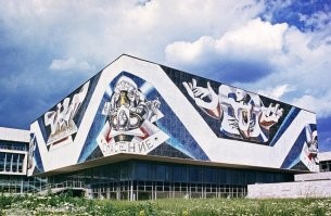 Здание библиотеки 2-го меда (моей альма-матер) - тоже на юго-западе и тоже из 70-х. Там внутри ещё лестница в виде спирали ДНК. И я там брал книги у Валерии Новодворской (работала в библиотеке))