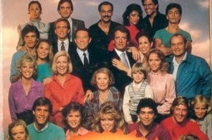 15 января 1993 года в США на телеканале NBC вышла в эфир последняя, 2137-я серия знаменитой «Санта-Барбары». В России сериал показывали на канале РТР со 2 января 1992 по 17 апреля 2002 года. Он начался с 217-й серии, а закончился на 2040-й. Поэтому большинство россиян так и не узнали, как сложилась судьба полюбившихся героев «мыльной оперы».

Расстались ли Круз и Иден?
К сожалению, одна из самых главных пар сериала распалась. Виной тому стало психическое заболевание Иден (героиня страдала от раздвоения личности на протяжении всей теленовеллы). Совершив в ходе очередного приступа покушение на убийство Софии, героиня покинула город. После чего Иден написала Крузу прощальное письмо с просьбой не искать её и документами о разводе. 
Круз, конечно, некоторое время погоревал, но вскоре нашёл утешение в бурном романе с сестрой Иден   Келли. Их любовная история развития не получила, так как главный мачо «мыльной оперы» взял на себя вину за убийство, которого не совершал. Таким образом благородный Круз помог дочери своих друзей Би Джей Уолкер, которая волею судеб ранее оказалась главной подозреваемой. В тюрьму Круз решил не садиться, вместо этого он уехал в Мексику.
 
Как сложились отношения у Мейсона и Джулии?
В последнем сезоне Мейсон всё же женится на Джулии. У пары долгое время не получается завести детей, в результате влюблённые решают взять на воспитание девочку-подростка Грейси. Вскоре после этого выясняется, что Джулия беременна.
 
Кто стал приёмным отцом Ченнинга?
Си-Си пытается добиться опеки над Ченнингом, но приёмным отцом малыша становится Лайонел Локридж, который женится на его матери Джине. Её в это время больше семейных дел заботит недавно открытая ей фирма «Джинсы Джины».

Кто стал новой любовью Келли?
После скоропалительного отъезда Круза главная красотка сериала Келли Кэпвелл отдала своё сердце офицеру полиции Коннору МакКейбу.

С кем в итоге остался Си-Си?
Сантана ждёт ребенка от Си-Си, который сделал ей предложение. Однако после выкидыша женщина разрывает помолвку и покидает город. В результате Си-Си Кэпвелл вновь сходится со своей второй женой Софией.