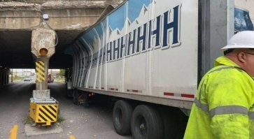 Ерунда. Спустить колёса на тягаче и полуприцепе и потхонечку выехать.