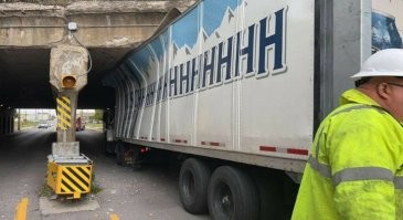 Вот прям с этим звуком он и въезжал. Хххххххххххх..