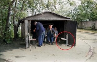 А стульчик-то, похоже, мужики в гараж из школы спёрли...  

По крайней мере у нас в классах были почти точно такие же.