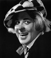 Вот оказывается с кого Олежка Попов свой образ стырил.