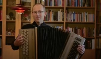 Как экскаваторщик с лихими ребятами дорогу не поделил