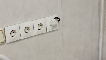 Что не так? Вилка для чего-то определенного, не предназначенного для переноски, а выключателя не было под рукой. Так бывает, начальство любит когда "делайте из того что есть".