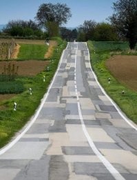 Весьма аккуратный ямочный ремонт, а на второй фотографии участок, подготовленный фрезой для ремонта. Хотя с такими обширными повреждениями дорожного полотна целесообразность ямочного ремонта очень сомнительна.