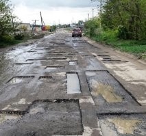 Весьма аккуратный ямочный ремонт, а на второй фотографии участок, подготовленный фрезой для ремонта. Хотя с такими обширными повреждениями дорожного полотна целесообразность ямочного ремонта очень сомнительна.