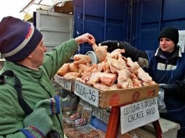 Единственное, что помню, дешёвые "окорочка Буша" на рынке. Бесплатно ничего не давали у нас - ни детям, ни пенсионерам, о нас, рабочих, вообще разговор не веду.
 Поэтому и вопрос задал - кому-то хоть что-то доставалось? 
 Судя по минусам - отметились те, кто "гуманитарку" пиз**л.
 Бог вам судья, коль люди не осудили...