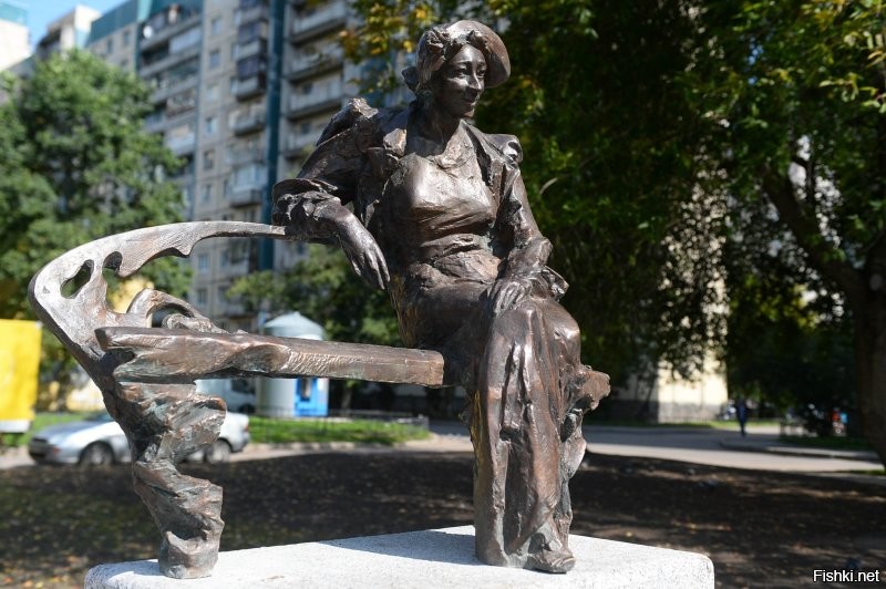 Памятник актрисе Фаине Раневской, на пьедестале которого высечены ее слова: "Все сбудется, стоит только расхотеть", появился в Приморском районе Санкт-Петербурга 1 сентября 2019 года во дворе одного из домов по проспекту Сизова, рядом с гимназией № 42.

Автор работы – скульптор Семен Жохов.