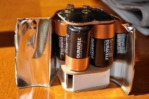 а почему на фото ВМЕСТО аккумуляторов ОБЫКНОВЕННЫЕ БАТАРЕИ???