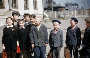 Белые были парадными, на каждый день были черные.
Коричневый с черным у девочек и серый (намного позже синий) у мальчиков, куда уж практичнее?