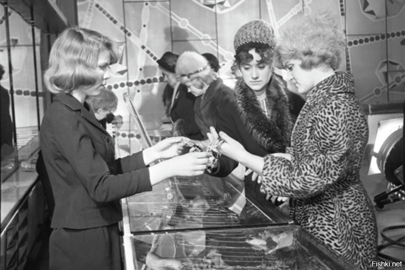 Сеть "Березка"??? или "Универсам"
«Берёзка» сеть фирменных розничных магазинов в СССР, реализовывавших пищевые продукты и потребительские товары за иностранную валюту...