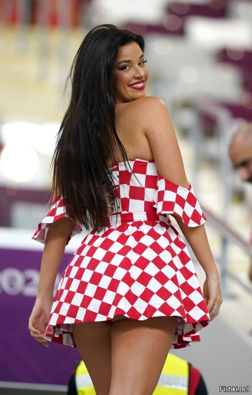 Оргкомитет ЧМ в Катаре опубликовал правила поведения для иностранцев: Одеваться скромно, не смотреть на катарцев, никакого флирта.
Приезжих просят одеваться скромно и носить одежду, закрывающую плечи и колени.
Женщины должны носить длинные брюки или юбки и верхнюю одежду, закрывающую грудь и шею. Для девушек категорически запрещены футболки и рубашки без рукавов, короткие платья или юбки, короткие топики. Необходимо следить за тем, чтобы одежда не была слишком просвечивающей или облегающей.
Мужчинам разрешено носить шорты, закрывающие колени. Рекомендуется не носить узкие джинсы/брюки, спортивные шорты. Нельзя ходить с обнаженным торсом.
Украшения, за исключением часов или обручального кольца, считаются неуместными. Если какой-то предмет относится к религии, отличной от ислама, его просят убрать под одежду.
P S назло бабушке уши отморожу