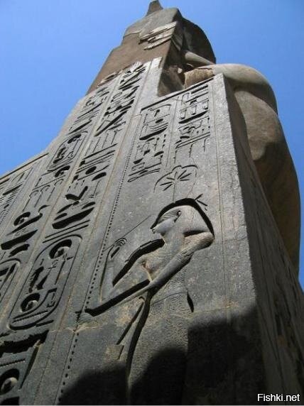 А у вас монумент отклеился.)))