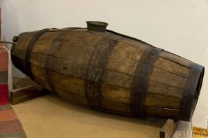 Окатная маслобойка.  В такую бочку наливали сливки, и катали её по кругу в специальном деревянном жёлобе...

Пы.Сы. по железной полосе ничего не обрезают, нож мгновенно выйдет из строя
