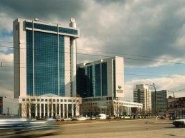 5 фото - торговля техникой с машин на "Горбушке" (Москва). Позднее торговцев с этого места выгонят и они перетекут в здание телевизионного завода "Рубин", который находится прям за их машинами через дорогу. Завод к тому времени уже не работал и только сдавал площади. Из его здания потом и сделали ТЦ "Горбушкин двор", который торгует и до сих пор.
8 фото - выход из метро "Ленинский проспект" (150-200 метров до площади Гагарина) и примерно километр до того места, где в 1997 году Сбер построил себе свой первый центральный офис (Вавилова, 19). Сейчас Сбер уже практически полностью переселился на Кутузовский проспект.