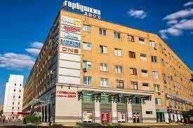 5 фото - торговля техникой с машин на "Горбушке" (Москва). Позднее торговцев с этого места выгонят и они перетекут в здание телевизионного завода "Рубин", который находится прям за их машинами через дорогу. Завод к тому времени уже не работал и только сдавал площади. Из его здания потом и сделали ТЦ "Горбушкин двор", который торгует и до сих пор.
8 фото - выход из метро "Ленинский проспект" (150-200 метров до площади Гагарина) и примерно километр до того места, где в 1997 году Сбер построил себе свой первый центральный офис (Вавилова, 19). Сейчас Сбер уже практически полностью переселился на Кутузовский проспект.