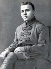 Аркадий Гайдар - было 17 лет и 5 месяцев, когда стал командиром 58-го отдельного полка по борьбе с бандитизмом.