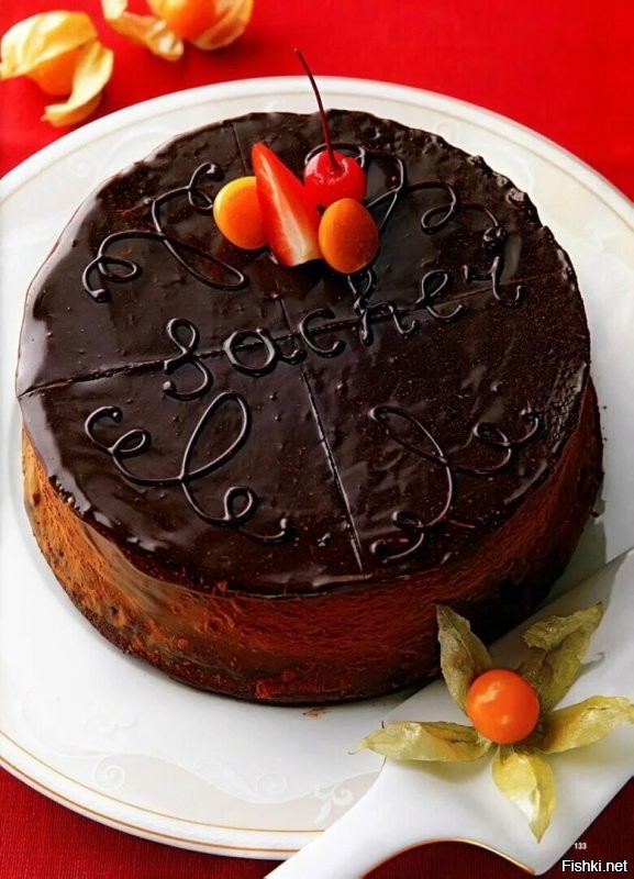 Гастрономический "именинник" сегодняшнего дня, торт с радостным для русского человека названием "Захер")