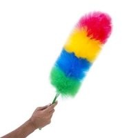 Статик дастер на вешалке висит