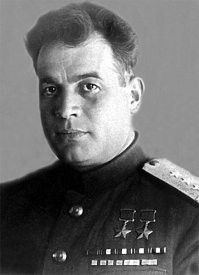 Иван Данилович Черняховский - советский военачальник, генерал армии. Дважды Герой Советского Союза - 39 лет (1944).

Гео ргий Константи нович Жу ков   советский полководец и государственный деятель. Маршал Советского Союза (1943), четырежды Герой Советского Союза (1939, 1944, 1945, 1956), кавалер двух орденов «Победа» (1944, 1945), шести орденов Ленина, множества других советских и иностранных орденов и медалей. 
В 1945 году ему было 49 лет!