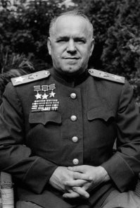 Иван Данилович Черняховский - советский военачальник, генерал армии. Дважды Герой Советского Союза - 39 лет (1944).

Гео ргий Константи нович Жу ков   советский полководец и государственный деятель. Маршал Советского Союза (1943), четырежды Герой Советского Союза (1939, 1944, 1945, 1956), кавалер двух орденов «Победа» (1944, 1945), шести орденов Ленина, множества других советских и иностранных орденов и медалей. 
В 1945 году ему было 49 лет!