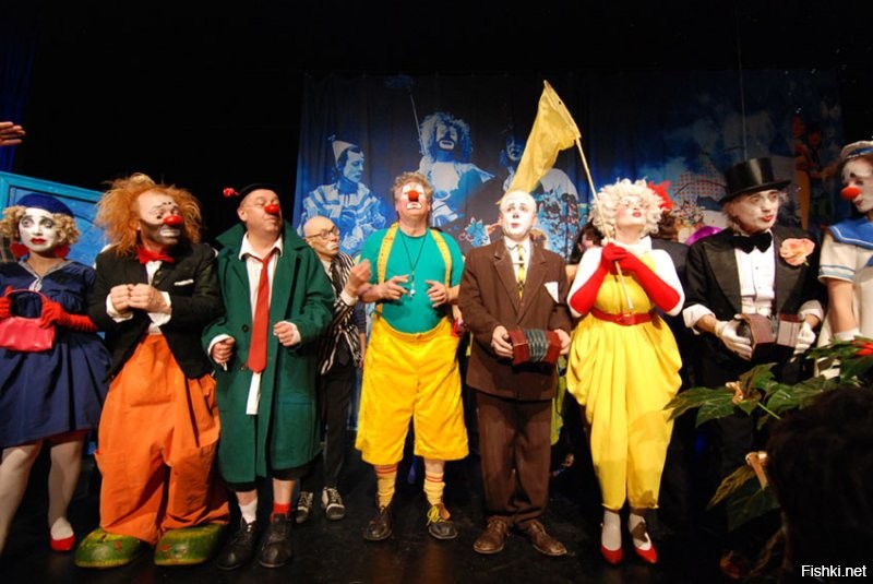 у этих ребят есть номер с этим мужиком