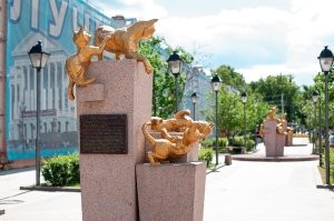 Слышал, что кошек в Эрмитаж привезли именно сибирских (причем от работников самого Эрмитажа), а вот что из Казани, не слышал.
Хотя может со всей страны собирали..

-Сквер кошек в Тюмени: