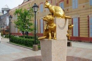 Слышал, что кошек в Эрмитаж привезли именно сибирских (причем от работников самого Эрмитажа), а вот что из Казани, не слышал.
Хотя может со всей страны собирали..

-Сквер кошек в Тюмени: