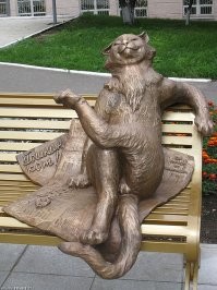 Памятник Коту в сапогах, Париж, Франция В центре французской столицы в саду Тюильрии стоит памятник самому Шарлю Перро. Одной из его частей и является "Кот в сапогах".

Скульптура Йошкин кот в Йошкар-Оле. Памятник, представляющий собой восседающего на скамейке кота, появился перед главным корпусом Марийского государственного университета. Авторами необычного произведения стали художники Сергей Яндубаев и Анатолий Ширнин. Скульптура – подарок городу. Кота отлили в Казани на деньги московского мецената, который преподнес скульптуру Йошкар-Оле. Местные студенты-выпускники уже придумали себе новую традицию – после получения дипломов гладить нос Йошкиному коту.
Источник: