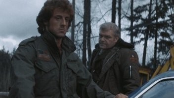 "Во время поисков у местного завода сотрудники и повстречались с неизвестным. Он увидел полицейских и открыл огонь."

Шел, никого не трогал.