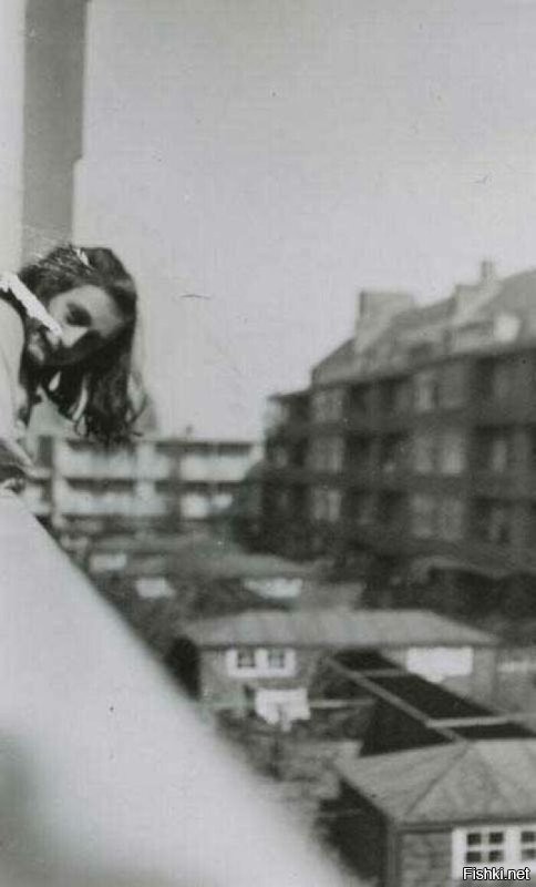 12. Анна Франк на балконе квартиры своей семьи в Амстердаме, 1942 год

Квартиру они снимали. 
Это последняя фотография Aнны.  Датируется маем-июнем 1942. С 6 июля 42 до августа 44-го прятались в подсобке, пока их не сдали.