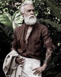 Этот мужчина объективно хорошо выглядит, лет этак на 70. Хотя ему всего 53