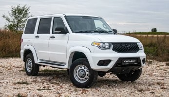 На фото дело не в дисках, а в покрышках. Явно видно, что резина меньше, чем штатная