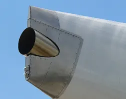 Выхлопная труба ВСУ смотрит не строго назад, а немного вправо, чтобы шум её работы не оглушал входящих в самолёт пассажиров. Кстати, пассажиры всегда заходят с левой стороны, чтобы КВС видел всех входящих на борт.