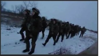 Был такой видос в инете, сейчас не могу найти - везде его удалили. Может и ты его видел? По картинке ниже ты должен будешь узнать этот видос. Снят он до начала СВО. И там ВСУшники на марше поют песню про то, как они москоля будут убивать. Ребята уже знают что их ждёт и к чему надо готовиться. И это только один из моментов. Было видно невооруженным глазом как 404лов (всех и военных и не военных и детей и стариков) натаскивают на будущую войну с Россией.