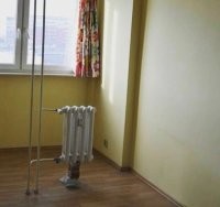 Балкон заделали, чтобы комнату увеличить, поэтому и батарея тут.