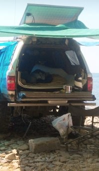 На жаре, лучше термокружка! 
Не нагревается, пока пьёшь.