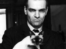 Вот наверняка милый и добрейший человек. И кошек любит...
Но если судить по фотке - Доктор Зло вживую...